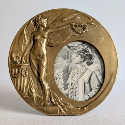 Cadre photo ancien Art Nouveau en bronze doré ciselé de style 1900