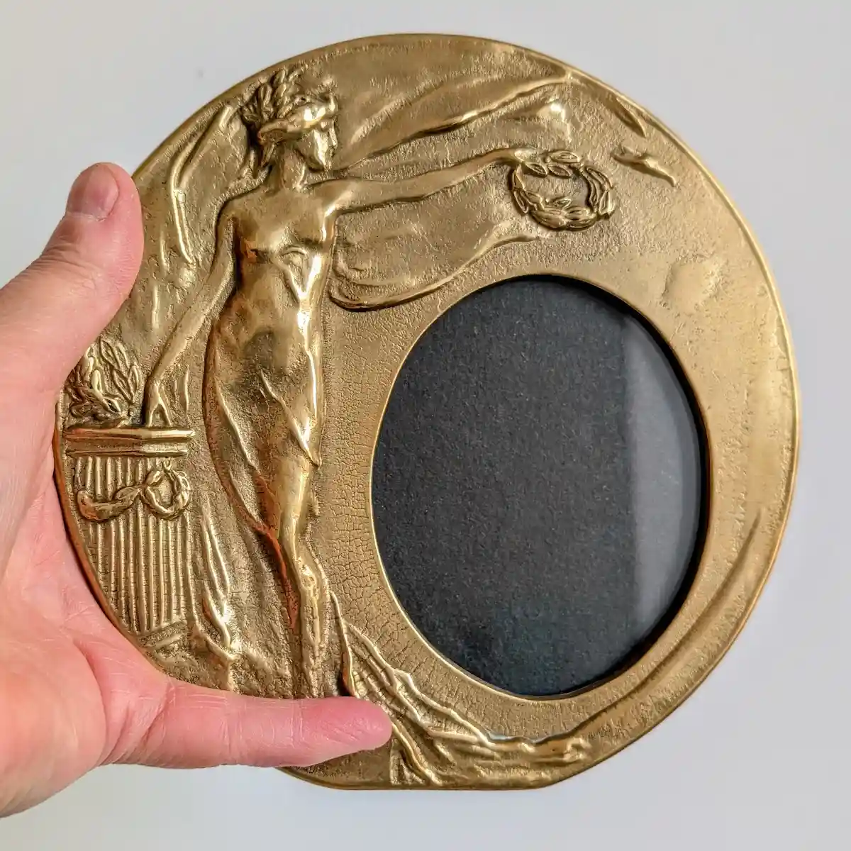 Démonstration du format et des dimensions du cadre photo ancien en bronze