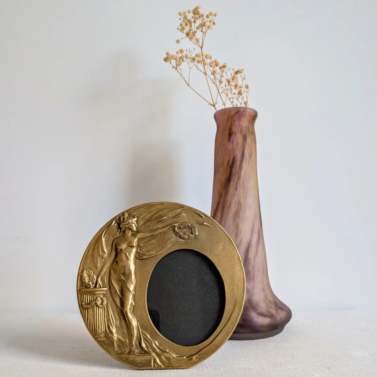 Cadre photo ancien en bronze posé dans une décoration d'intérieur raffinée