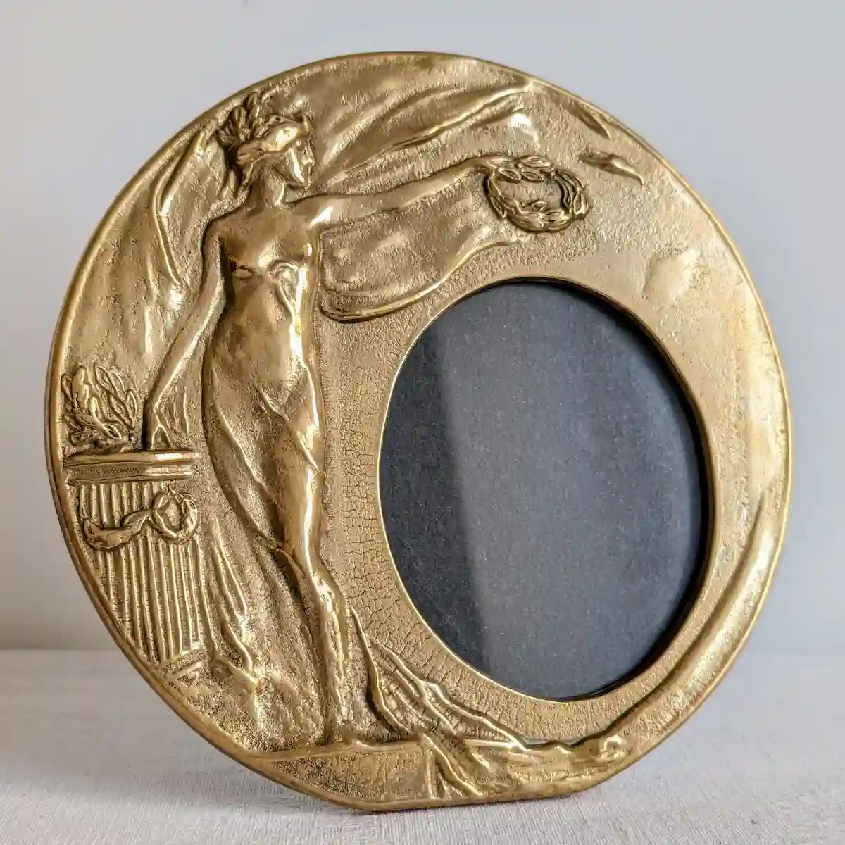 Vue complète de face du cadre photo ancien Art Nouveau en bronze