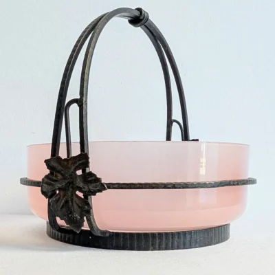 Coupe en verre rose opalescent dans une monture en fer forgé avec double anse et décor de feuille de vigne.