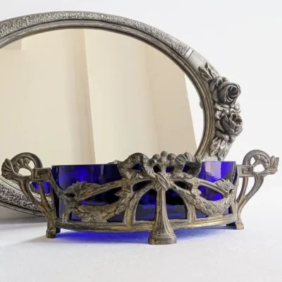 Mise en valeur d'une coupe ancienne en verre cobalt et bronze sur meuble d'apparat