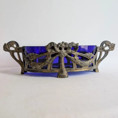 Coupe centre de table Art Nouveau en verre cobalt et monture en métal doré ajouré