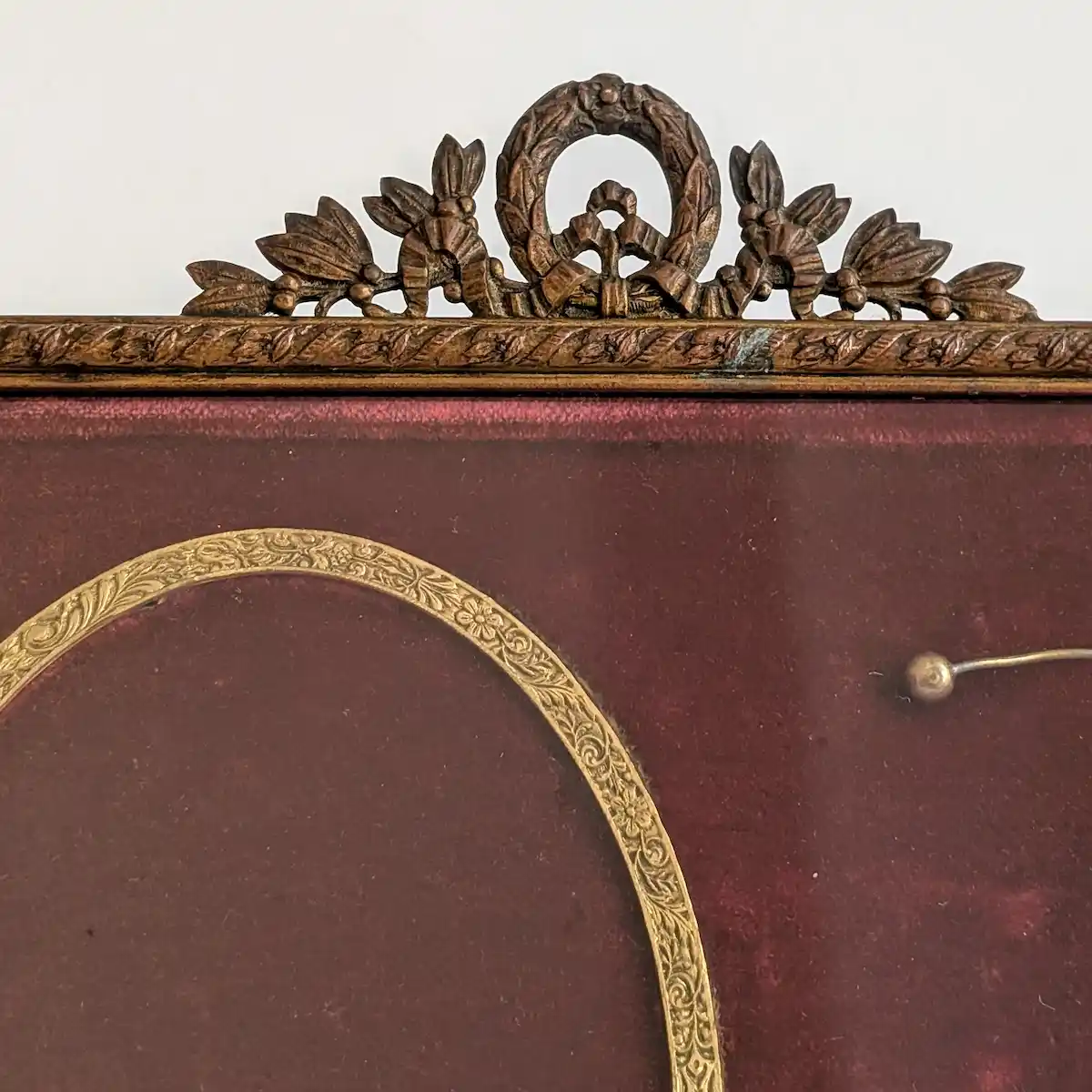 Couronne de laurier et rubans sur cadre ancien XIXe siècle