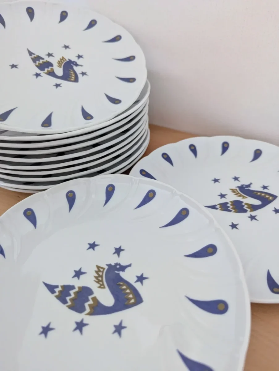 Décor bleu et or de Jean Picart Le Doux sur des assiettes en porcelaine de Limoges