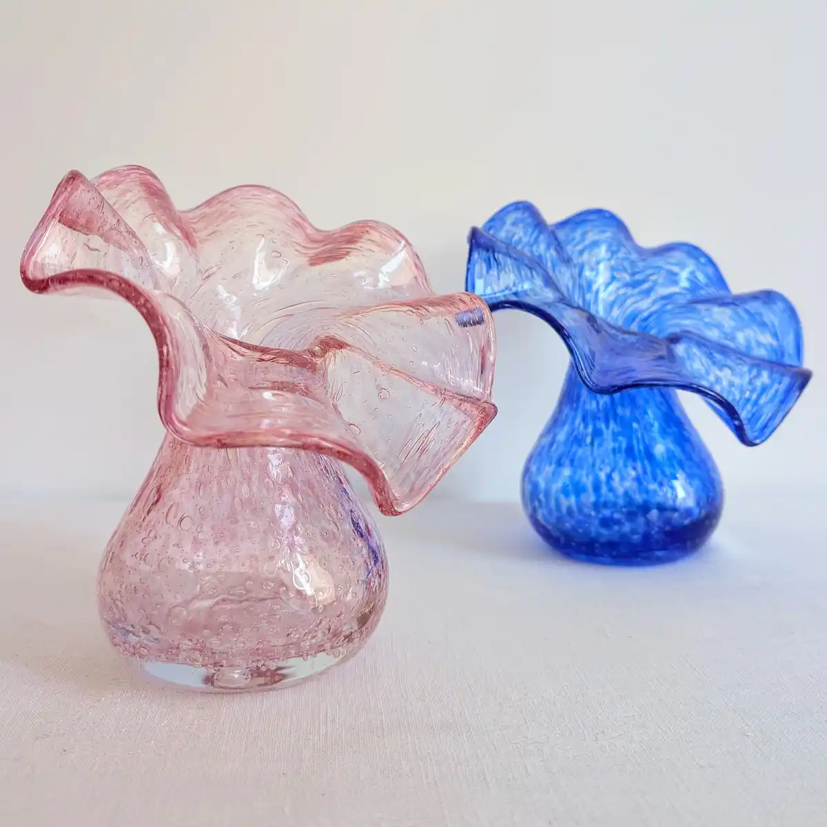 Association de vases en verre soufflé artisanal rose et bleu pour la décoration d'intérieur