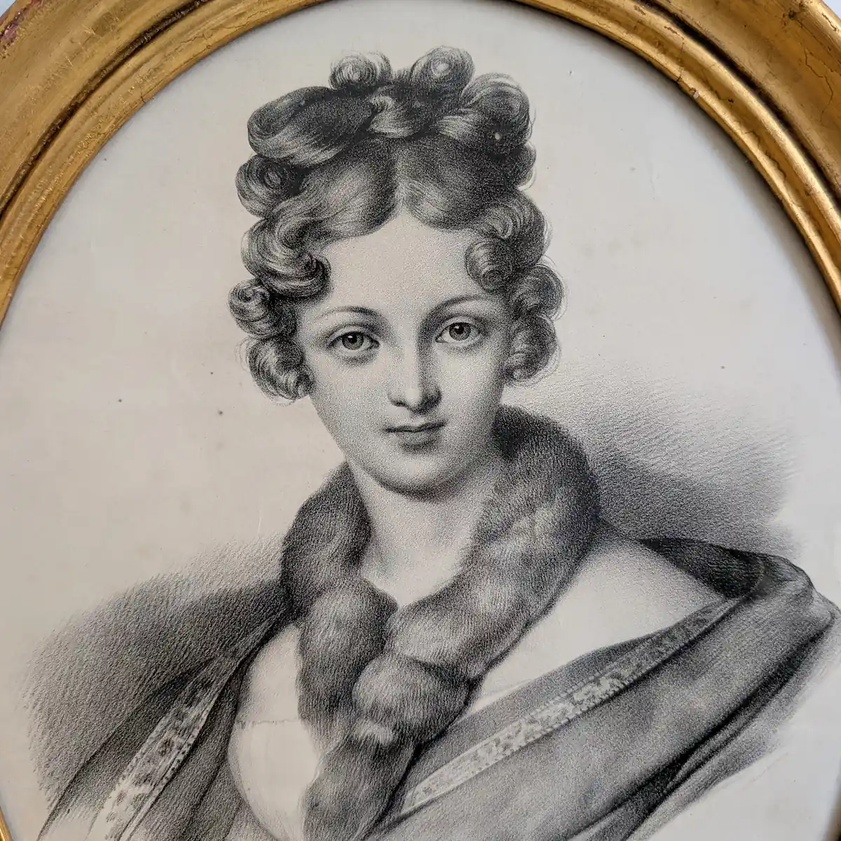 Gros plan du visage de Délie, de ses cheveux bouclés et de son étole de fourrure.
