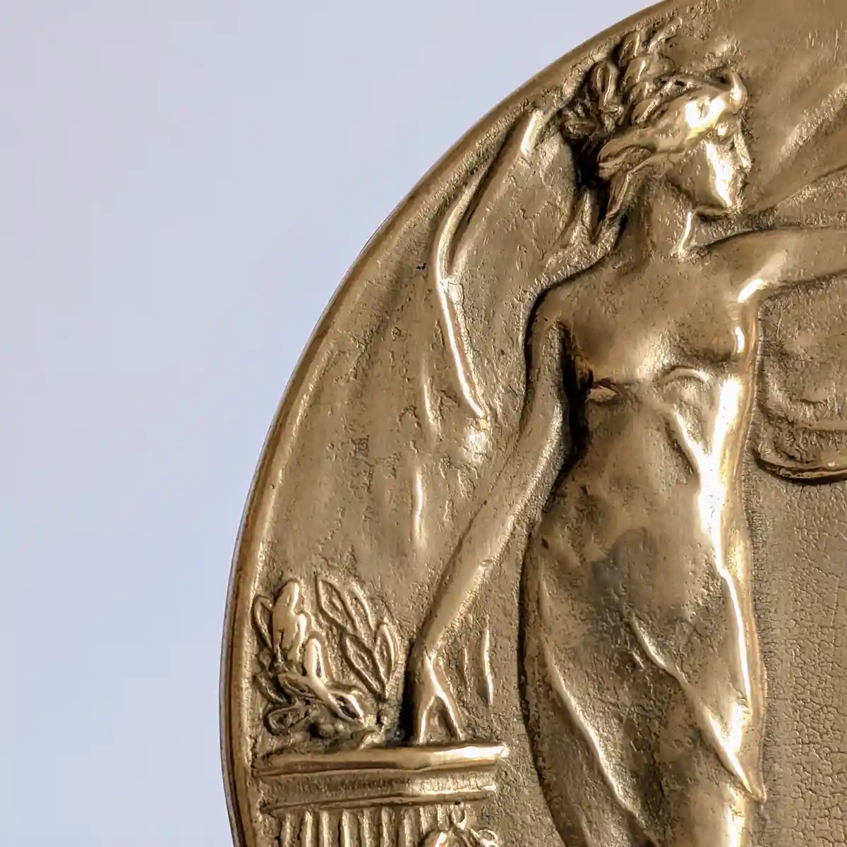 Gros plan sur la ciselure artisanale du bronze d'un cadre ancien Art Nouveau