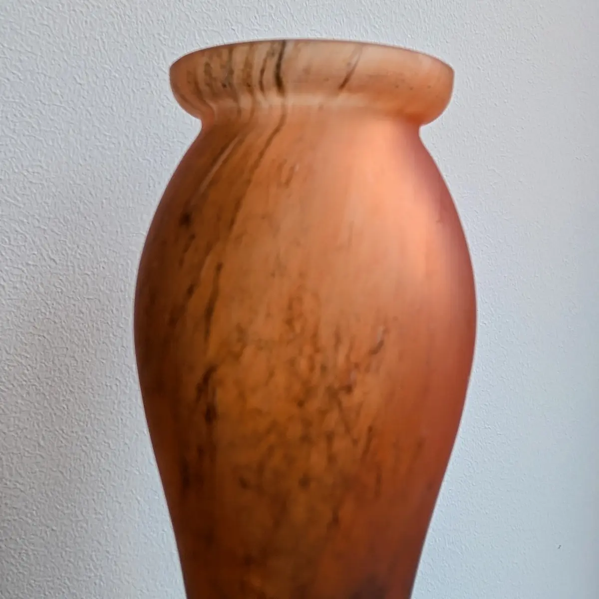 Vase français vintage en verre satiné – hauteur 26 cm