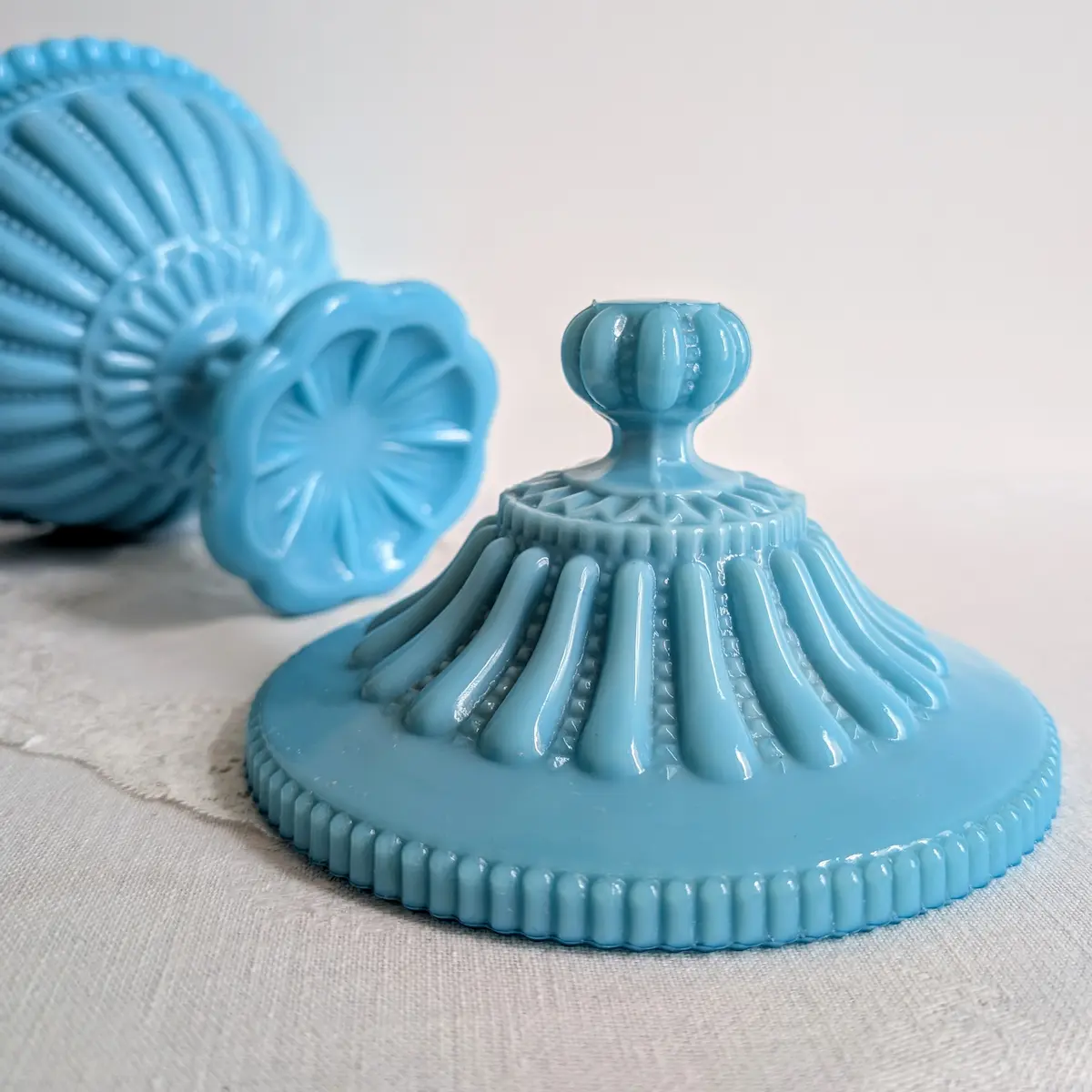 Coupe couverte en opaline bleue à décor de godrons