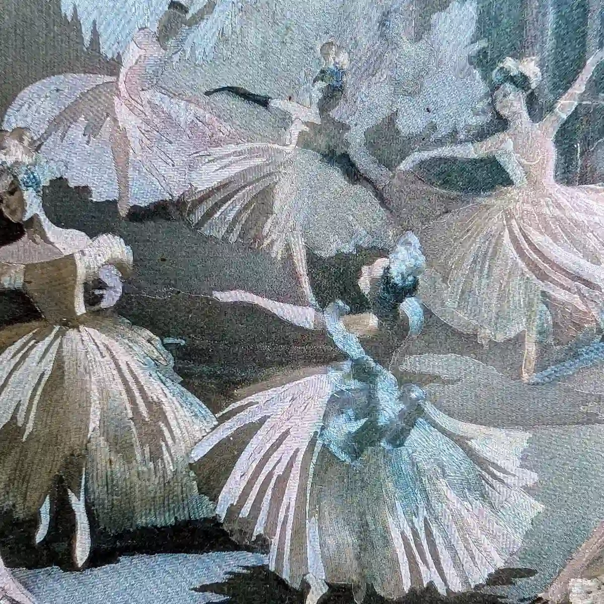 Détail des danseuses en robes roses et bleues, avec plis clairs et reflets argentés sur fond d’étain.