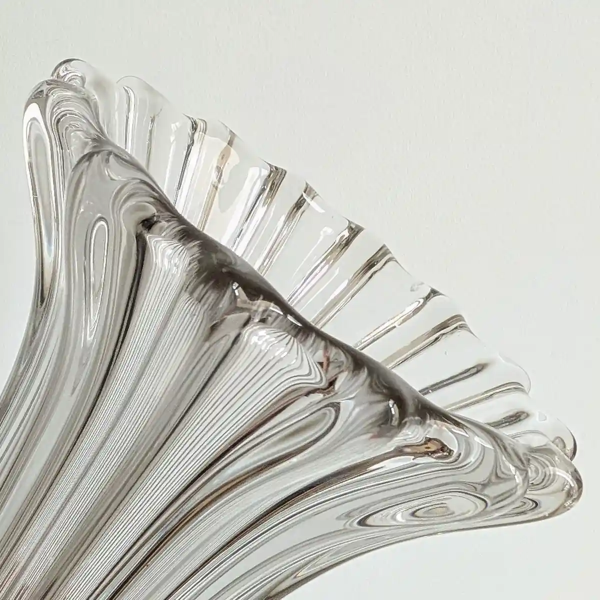 Détail des godrons d'un vase vintage en verre cristallin