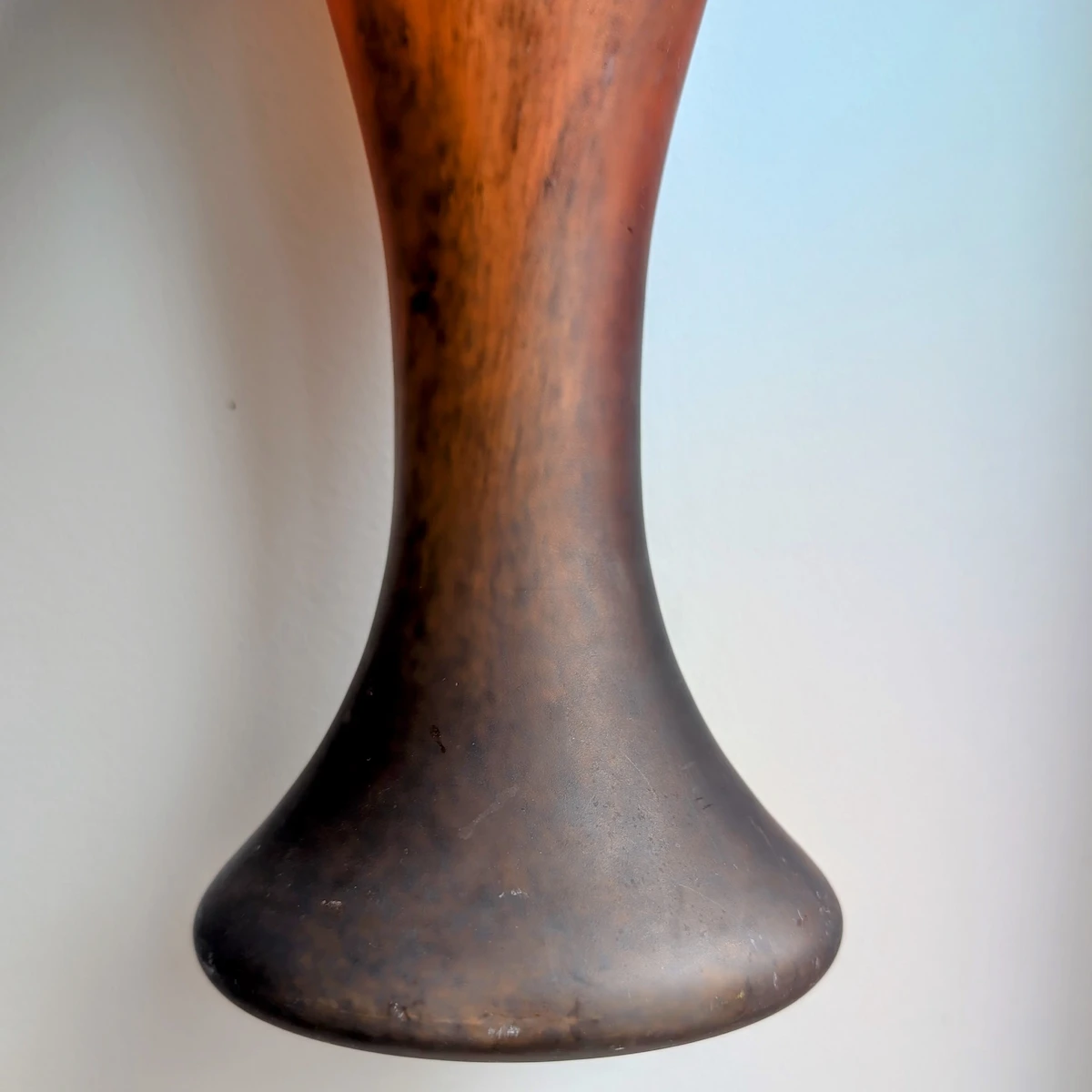 Détail du verre marbré brun fumé du vase Vianne