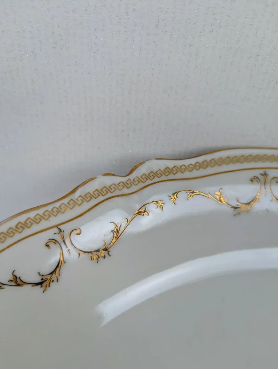 Détail d’une dorure sur le bord d’une assiette en porcelaine ancienne
