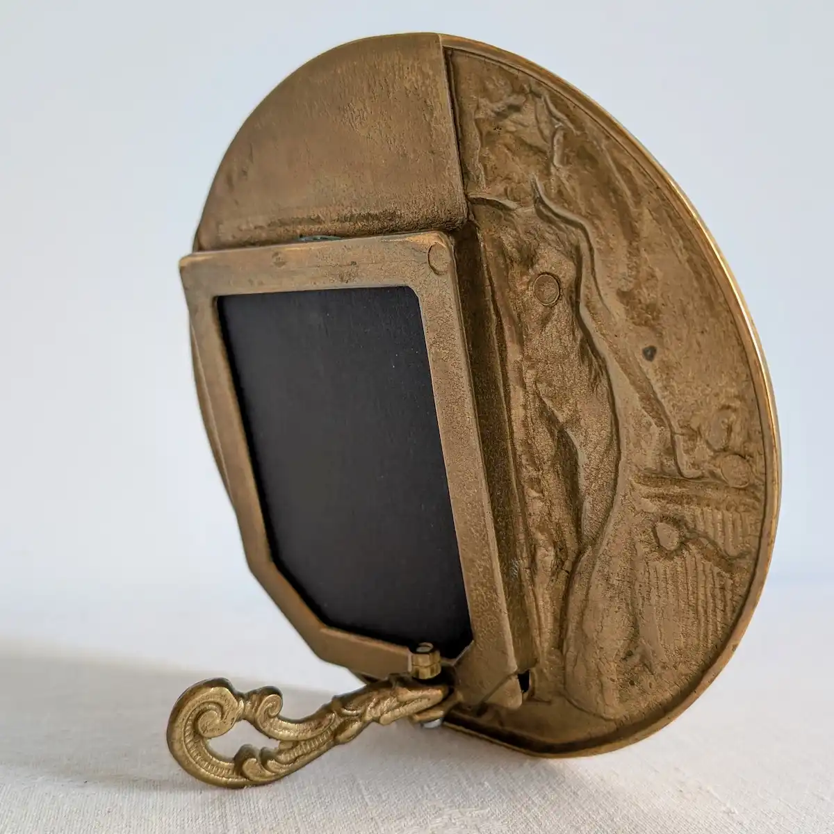 Vue arrière du dos et du système de chevalet d'un cadre photo ancien en bronze