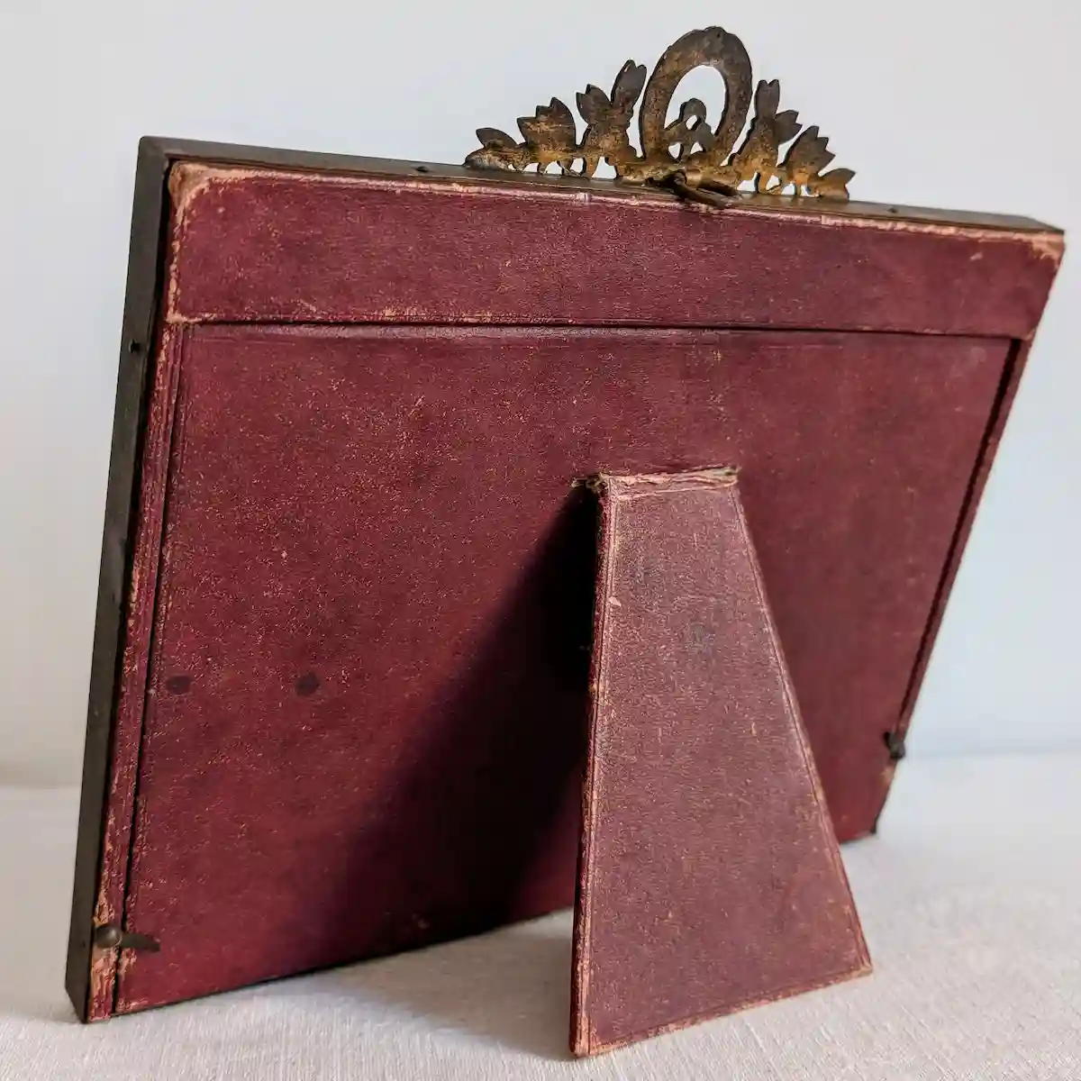 Dos et pied chevalet ancien du cadre souvenir Napoléon III