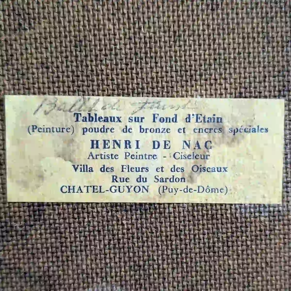 Étiquette ancienne Henri de Nac au revers, indiquant tableaux sur fond d’étain, poudre de bronze et encres spéciales.