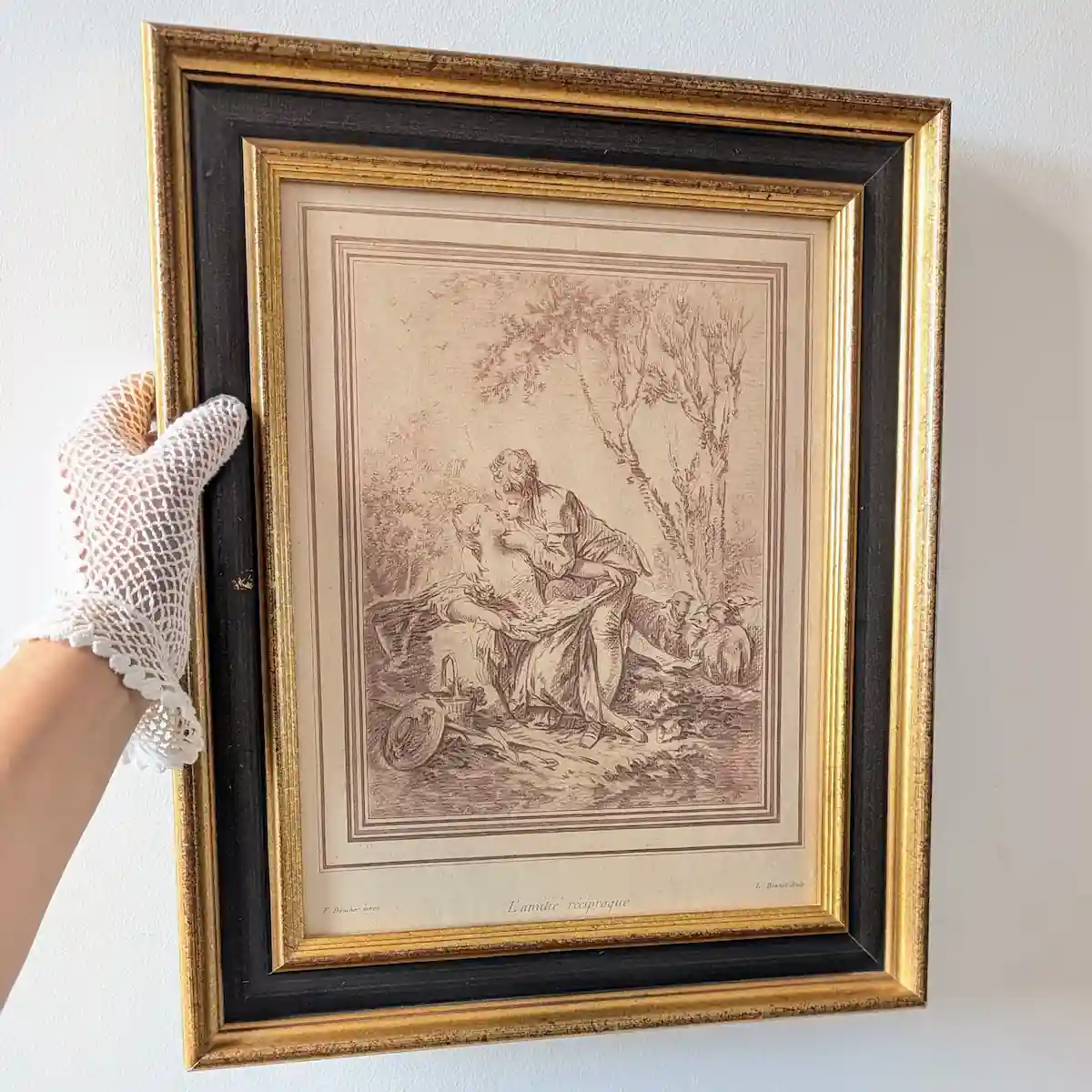 Gravure ancienne vue de trois quarts, tenue à la main pour montrer les proportions du cadre.