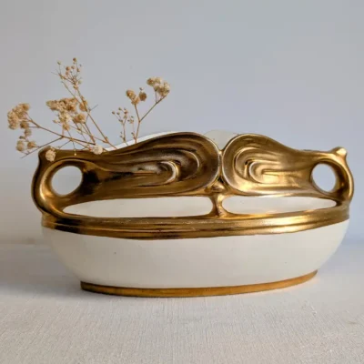 Jardinière ivoire et dorée présentée avec quelques tiges de fleurs séchées