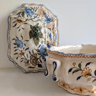 Légumier ancien en faïence polychrome à couvercle ouvert révélant le décor floral intérieur