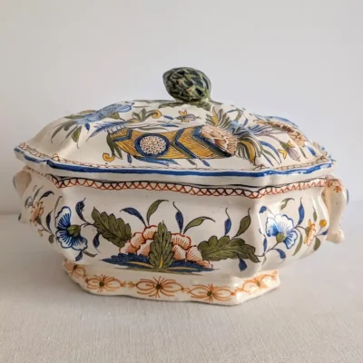 Légumier ancien en faïence polychrome dans le goût de Rouen avec prise en forme d'artichaut