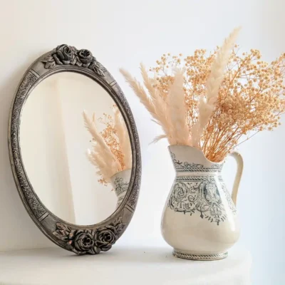Miroir ovale vintage aux roses dans un intérieur