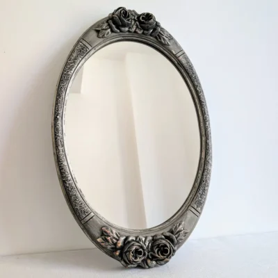 Miroir ovale ancien aux roses sculptées – 52 cm