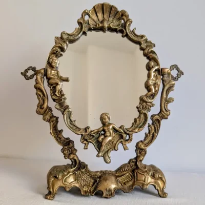 Miroir de table ancien en métal doré avec décor d'angelots et rocailles de style Louis XV