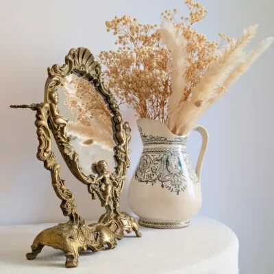 Miroir ancien sur pied posé sur un meuble avec un décor d'intérieur élégant