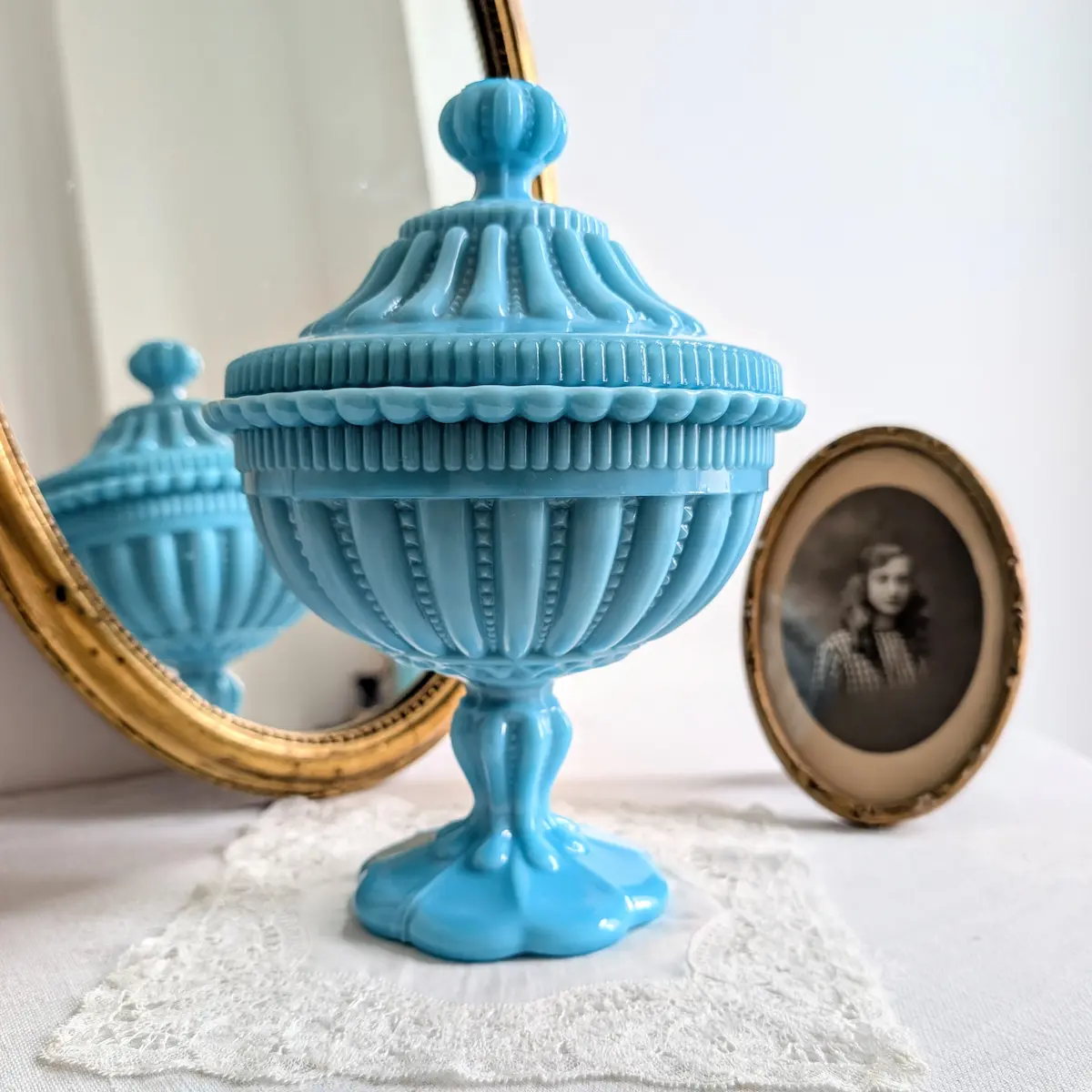 Bonbonnière en verre opalin bleu turquoise