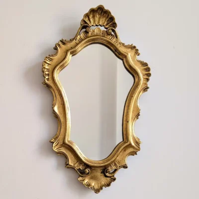 Petit miroir doré rocaille à coquilles, vue de face, hauteur 43 cm.