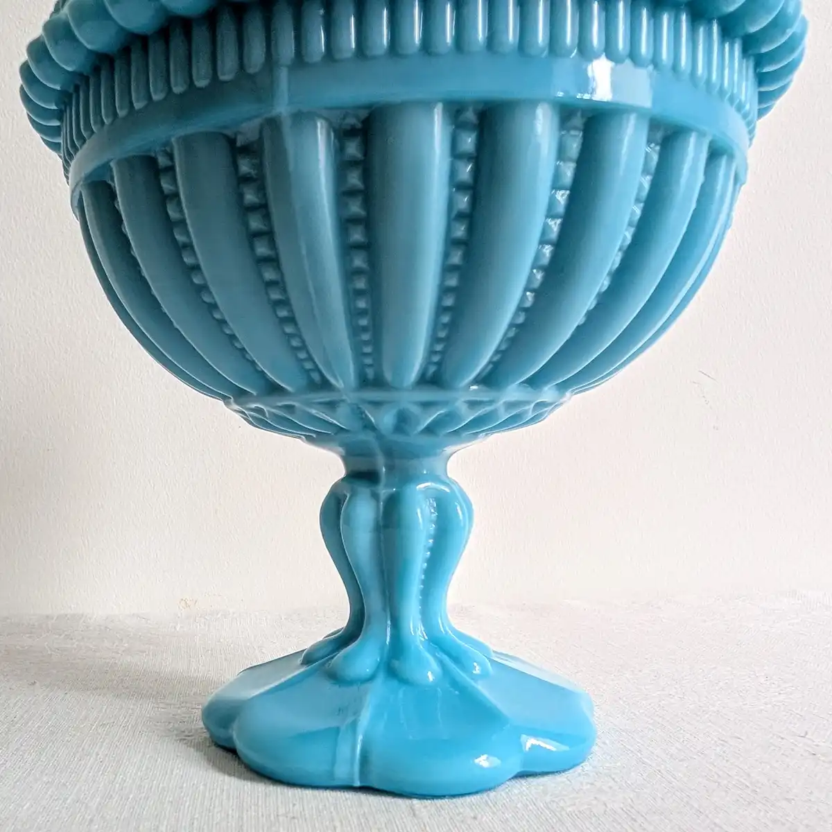 Détail du pied d'une bonbonnière en opaline bleue