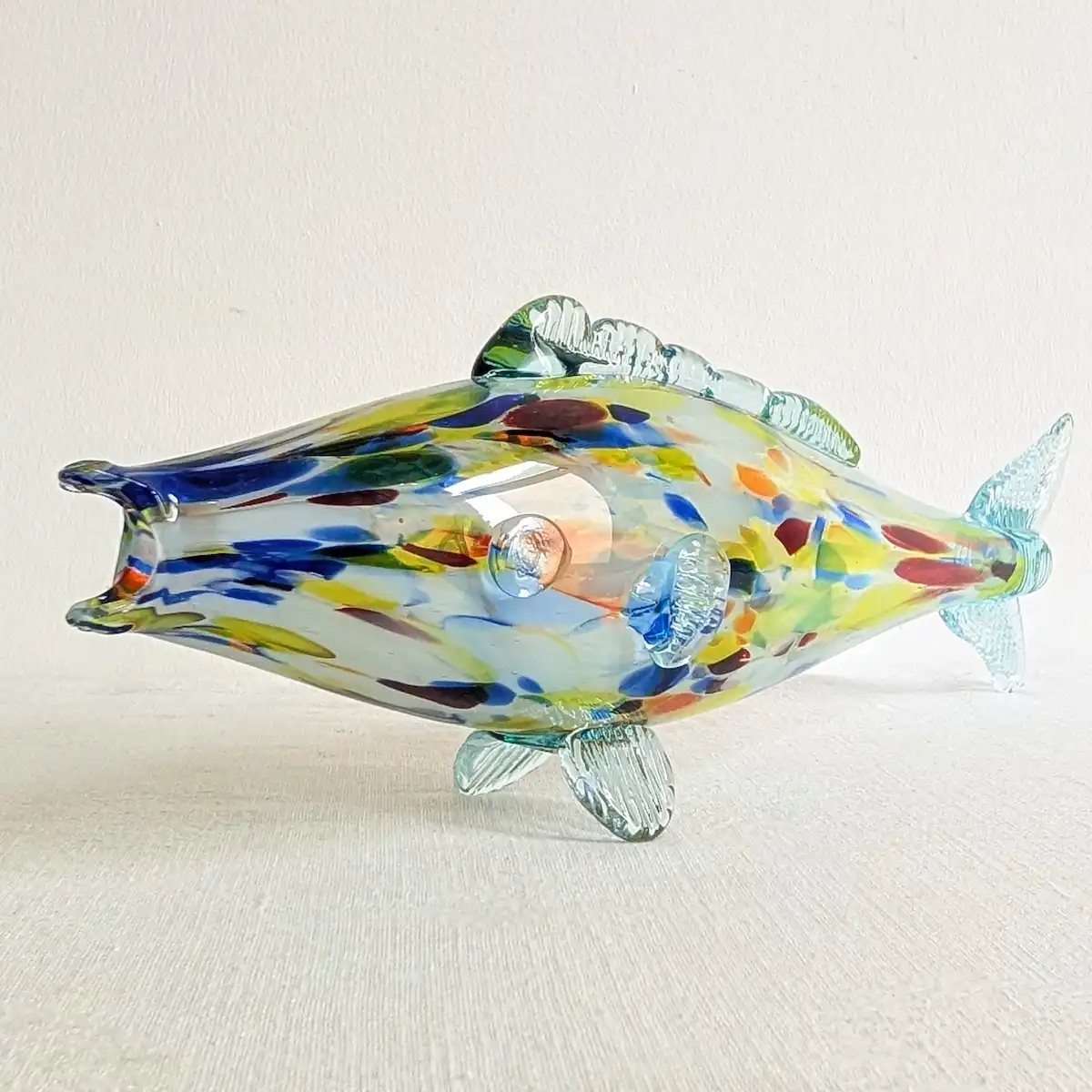 Sculpture de poisson vintage en verre polychrome, vue de l'autre face, queue à droite.