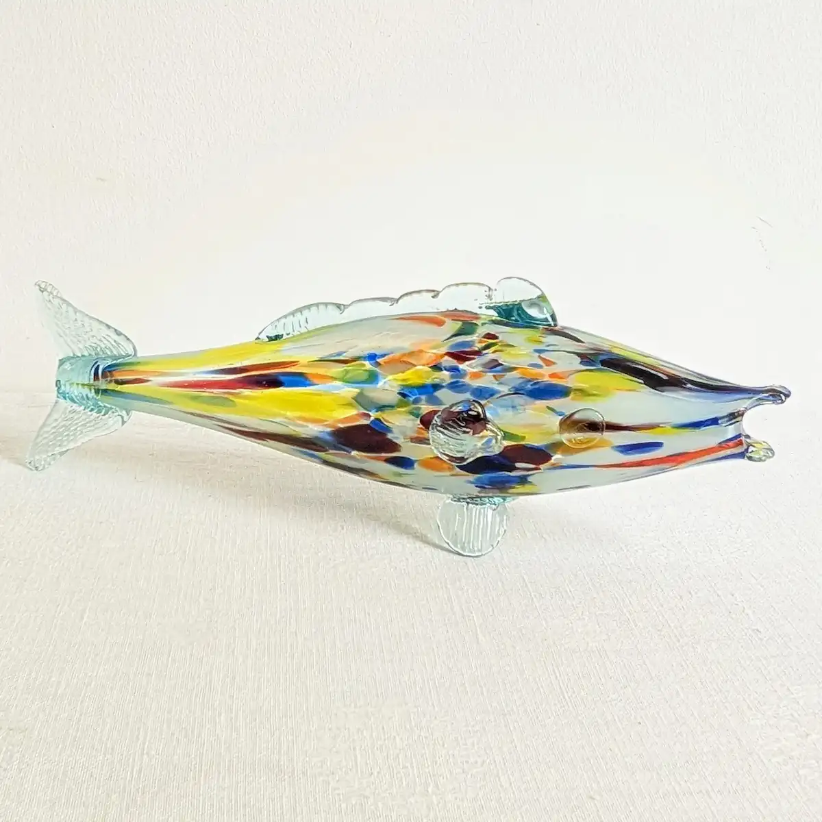 Poisson en verre soufflé multicolore de 30 cm, vue de profil avec nageoires transparentes.