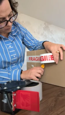 Préparation d'une commande chez Villa Brieg, brocante en ligne de décoration vintage