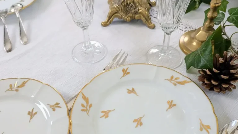 Assiettes en porcelaine ancienne dorée sur une table dressée