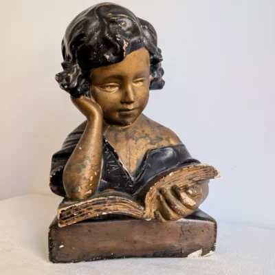 Sculpture ancienne femme lisant style Art déco