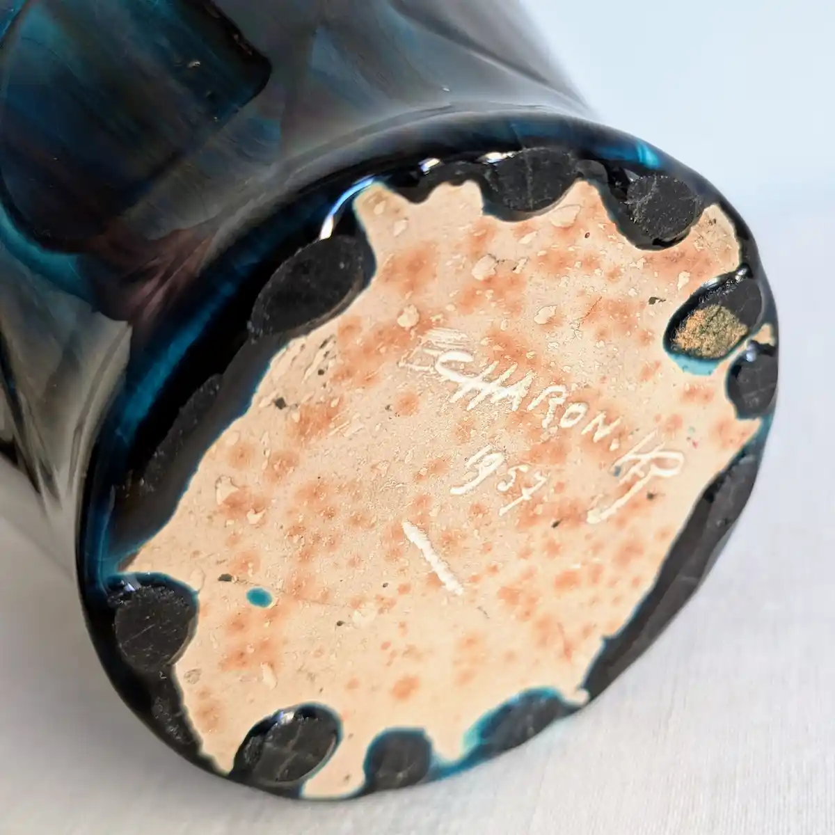 Base en terre nue signée Charon et datée 1957 d'un vase céramique ancien