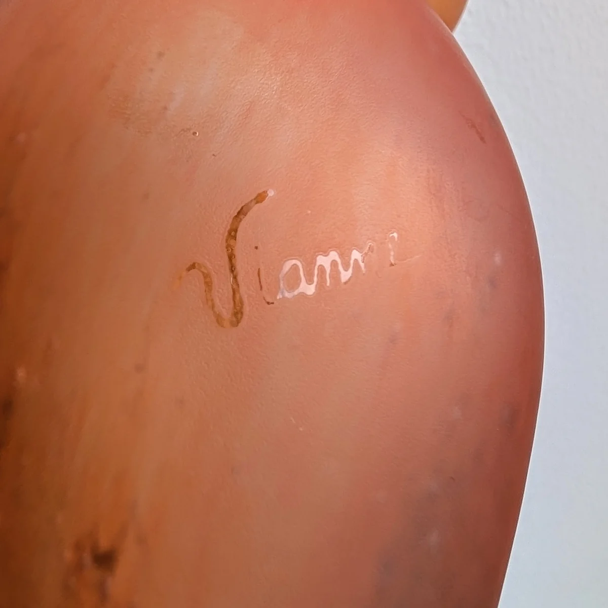 Signature Vianne sur vase en verre marbré orangé