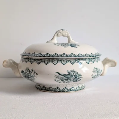 Soupière ancienne Saint-Amandinoise à décor vert d'oiseaux, avec couvercle et deux anses.