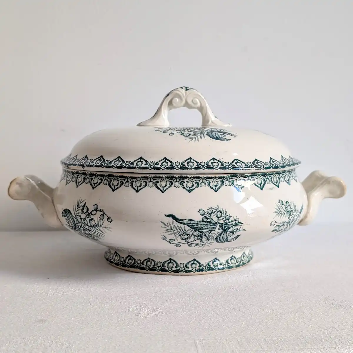 Soupière ancienne Saint-Amandinoise à décor vert d'oiseaux, avec couvercle et deux anses.