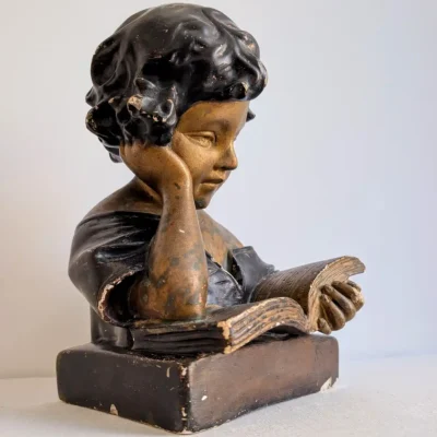Statue polychrome noire et dorée jeune lectrice
