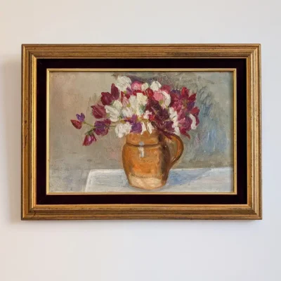 Tableau au bouquet de fleurs dans un pichet ocre, avec cadre doré et marie-louise bordeaux, vu de face.