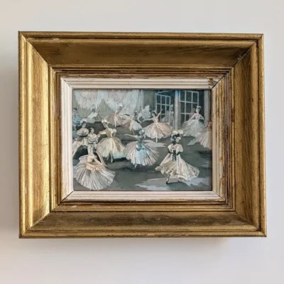 Tableau de ballet Henri de Nac sur fond d’étain, avec danseuses pastel et large cadre en bois doré.
