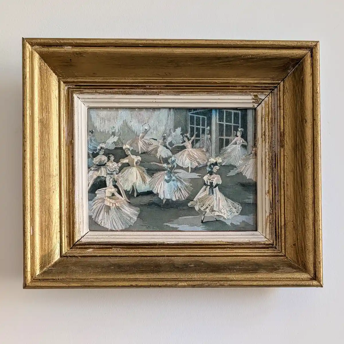 Tableau de ballet Henri de Nac sur fond d’étain, avec danseuses pastel et large cadre en bois doré.