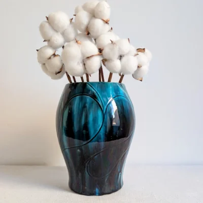 Vase céramique moderniste 1957 garni de coton dans un intérieur design