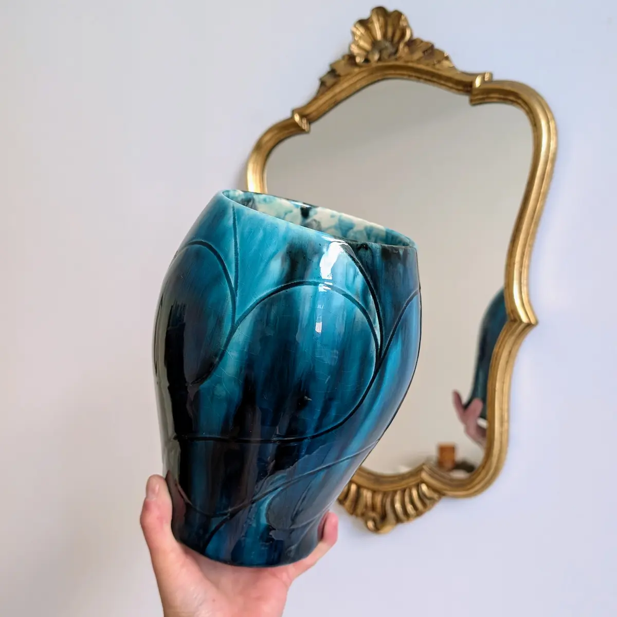Prise en main d'un vase céramique vintage de 21 cm de haut