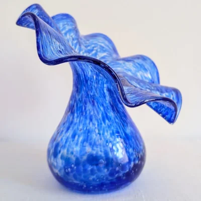Profil d'un vase en verre soufflé bleu avec corolle ondulée modelée à chaud