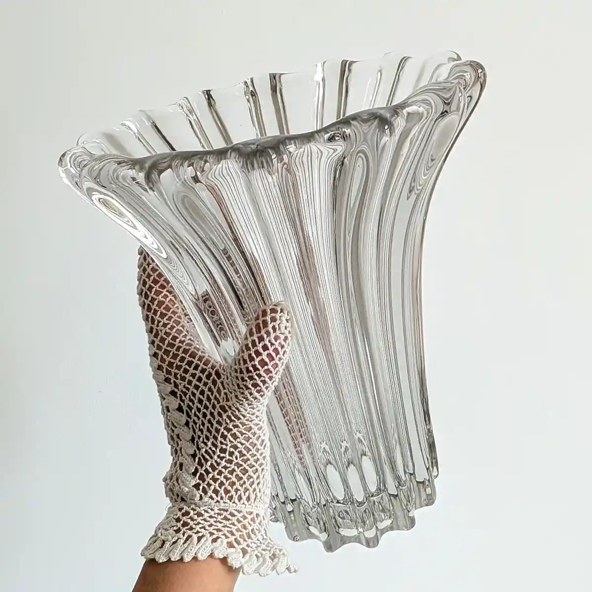 Vase en verre moulé à large ouverture évasée H 24 cm