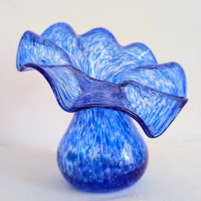 Vase corolle en verre soufflé bullé bleu cobalt de la Verrerie du Marais